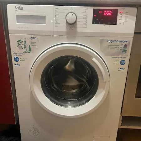 Red Apartment,with Self Check Near Airport דירה *