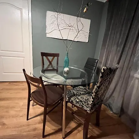 Red Apartment,with Self Check Near Airport טאלין