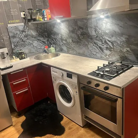 Red Apartment,with Self Check Near Airport 아파트 *